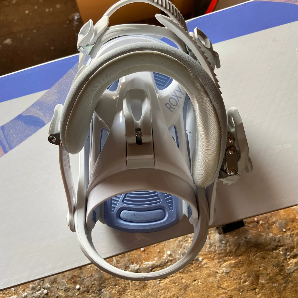 Roxy Womens Xoxo Pro 145 Snowboard + Viva White Snowboardbindingen + Pipe Bag Cascade Camo 157 7 Roxy Womens Xoxo Pro 145 Snowboard + Viva White Snowboardbindingen + Pipe Bag Cascade Camo 157 - Afbeelding 5