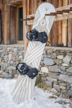 DJ Aguila White Art Deco 155 2023 Snowboard + V Pro Black Bindingen Snowboard Set -Wintersport DSC09611 7b0eacad 2f24 428d 89f1 350c1a0ba560