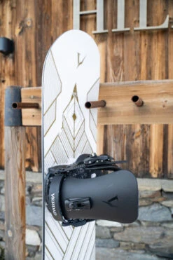 DJ Aguila White Art Deco 155 2023 Snowboard + V Pro Black Bindingen Snowboard Set -Wintersport DSC09628 2ea494d7 762a 4202 ad5f 12515a38de45