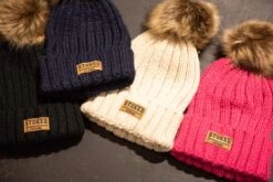 Womens Faux Fur Pom Beanie Navy -Wintersport DSC 9948 036e3996 15a5 49fb b520 c5f7e40f5090