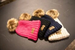 Womens Faux Fur Pom Beanie Navy -Wintersport DSC 9954 6839841e 8554 4ab9 89e2 f8b5d31a4ece