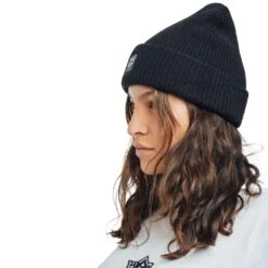 Bad Hair Beanie Black -Wintersport Homeboy Bad Hair Beanie Black Model Female Side