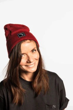Beanie Maroon -Wintersport Schermafbeelding 2020 01 03 om 13.57.59
