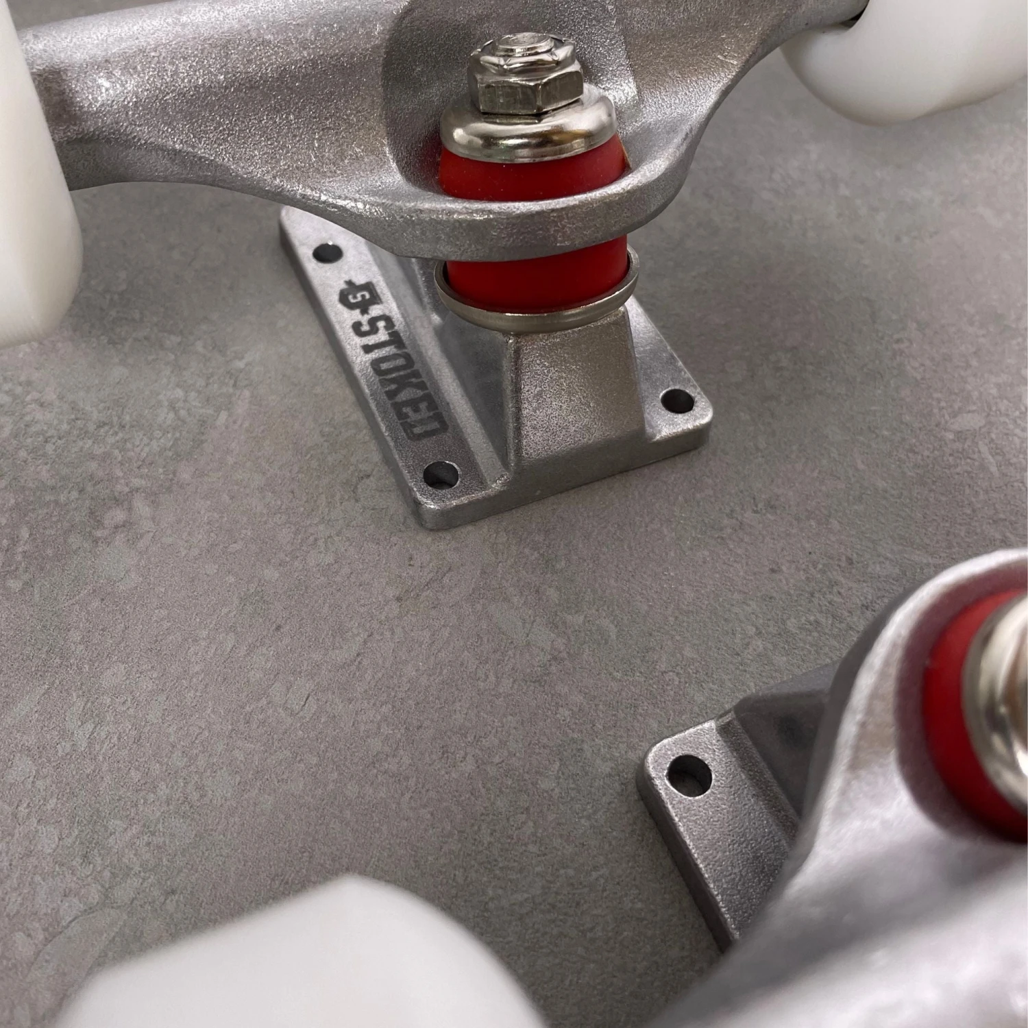 Stoked Complete Truck Assembly Set 7.75" Raw/White 5 Stoked Complete Truck Assembly Set 7.75" Raw/White - Afbeelding 3