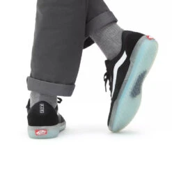 Vans Ave Black/ White -Wintersport Vans Ave Black White Model Feet