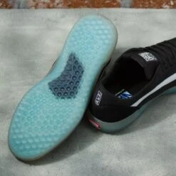 Vans Ave Black/ White -Wintersport Vans Ave Black White Sole