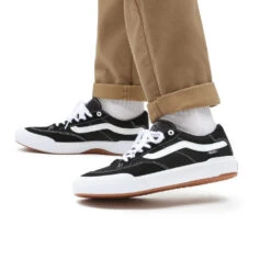 Vans Berle Black/White -Wintersport Vans Berle Black White Model Feet