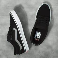 Vans Chukka Low Sidestripe Black/Grey/White -Wintersport Vans Chukka Low Sidestripe Black Grey White Top Overview