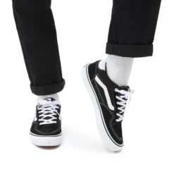 Vans Rowan Black/ True White -Wintersport Vans Rowan Black True White Model Feet